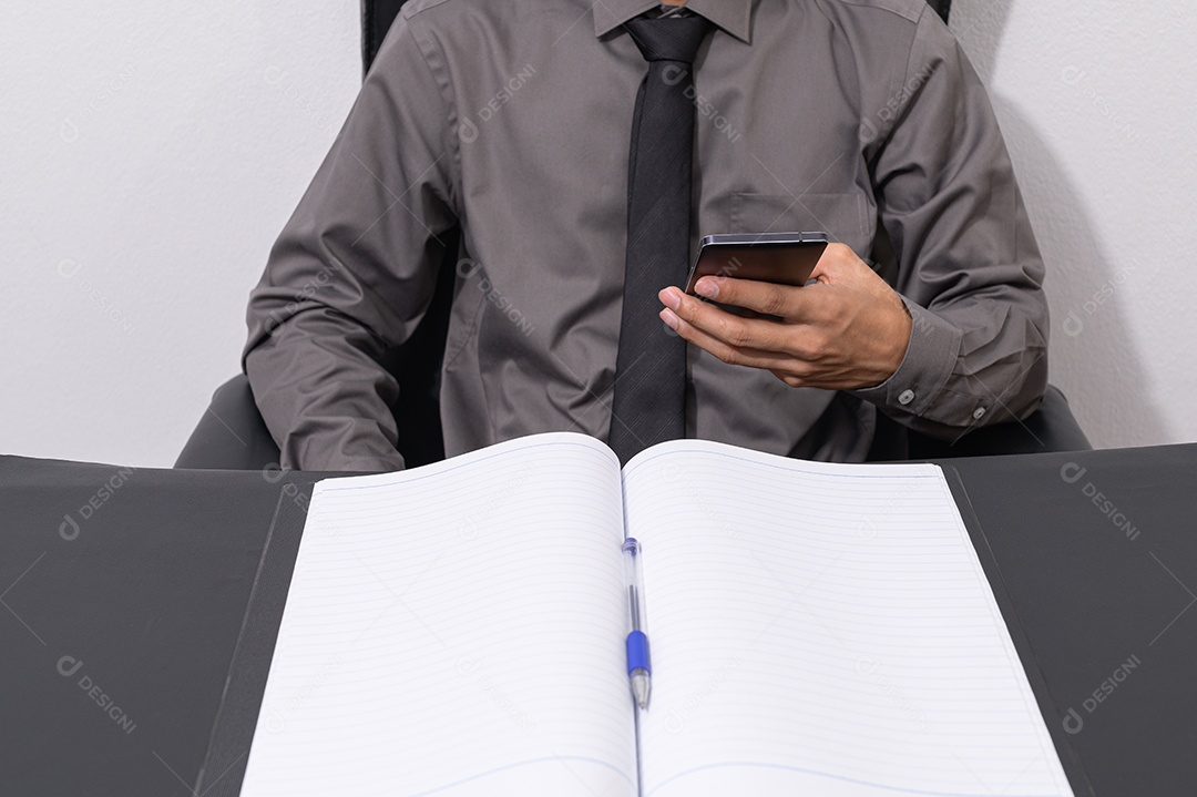 Pessoa de negócios trabalham em suas mesas