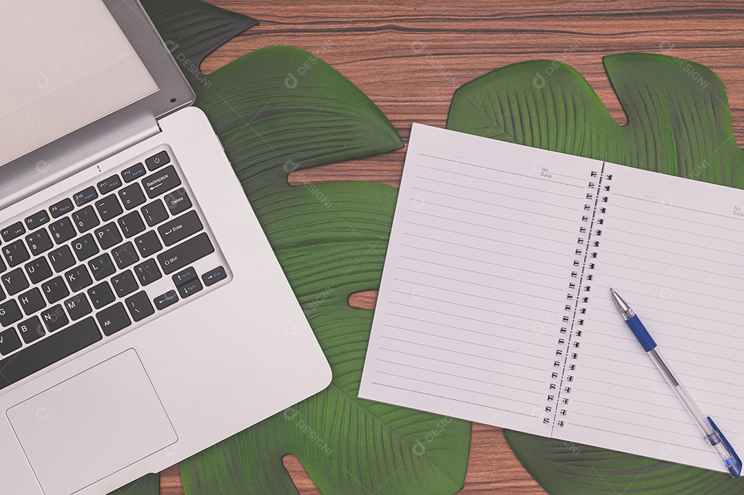 Cadernos e canecas de café na mesa