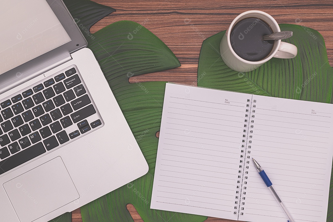 Cadernos e canecas de café na mesa