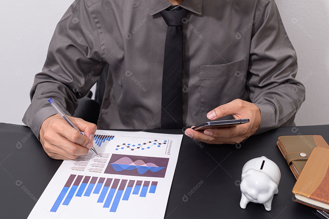 Pessoa de negócios verificam documentos em suas mesas