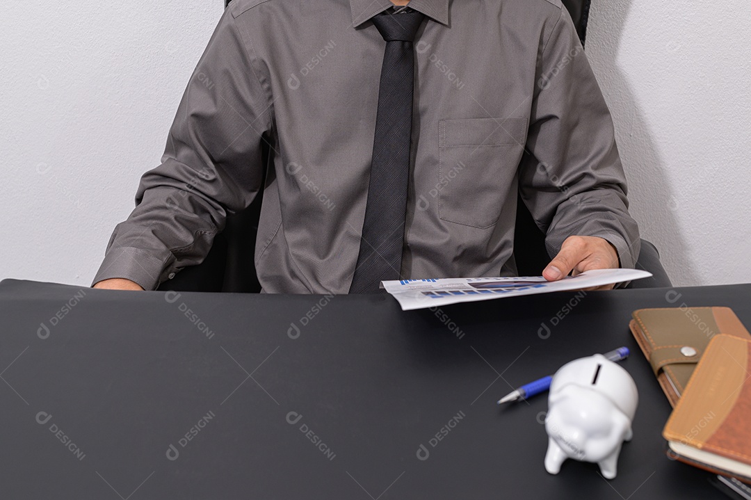 Pessoa de negócios verificam documentos em suas mesas