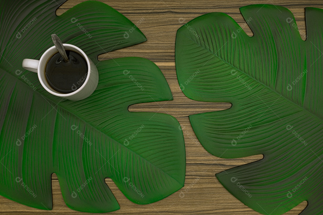 Canecas de café e grãos de café na mesa