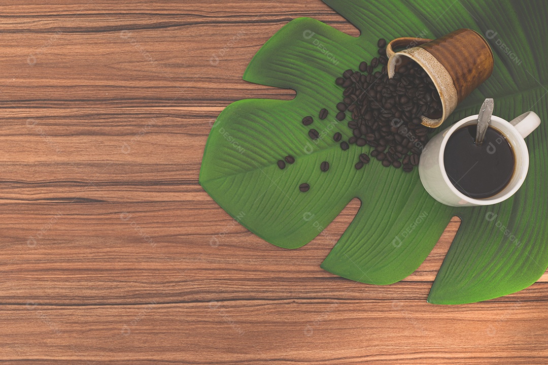 Canecas de café e grãos de café na mesa