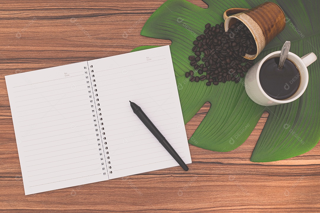 Cadernos e canecas de café na mesa