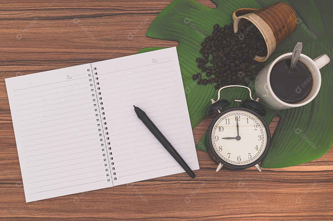 Cadernos e canecas de café na mesa