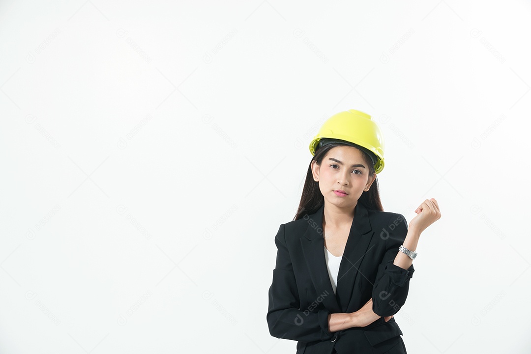 Mulher asiática de engenharia inspecionando e trabalhando e segurando plantas e verificação de prancheta isoladas em fundo branco