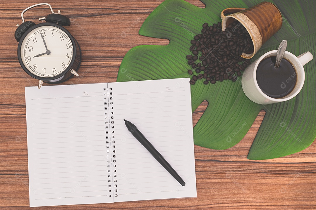 Cadernos e canecas de café na mesa