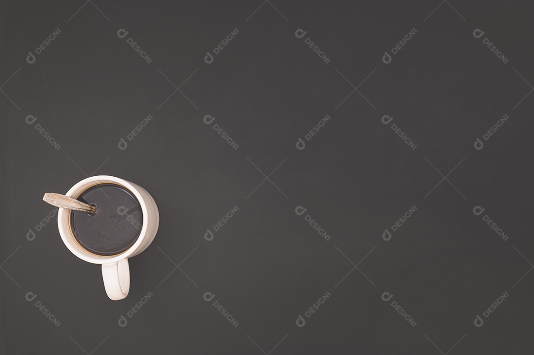 Adoro beber café, caneca de café em grãos