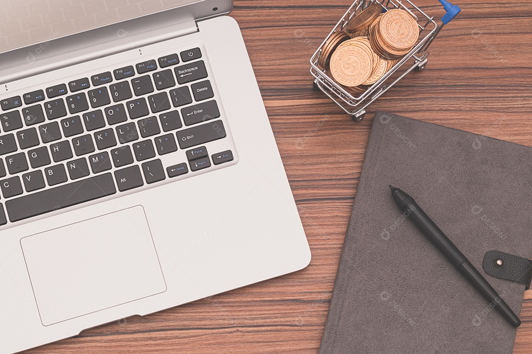 Notebook e livros estão sobre a mesa.