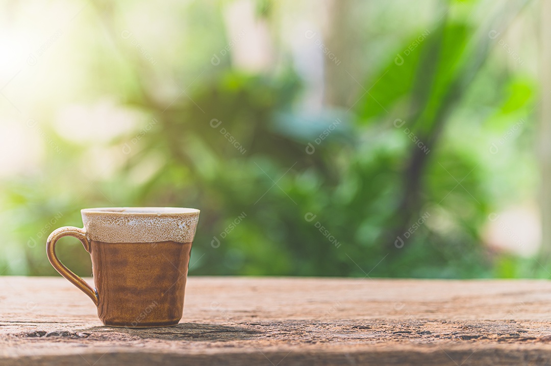 Caneca de café está sobre a mesa. O conceito de beber café.