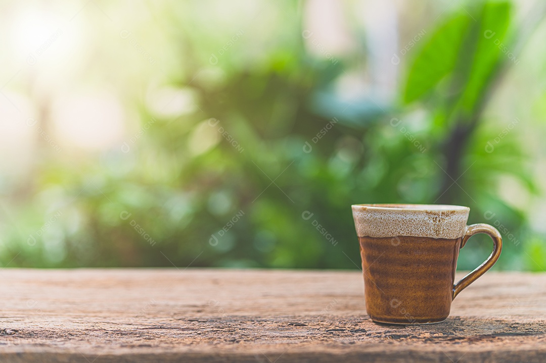 Caneca de café está sobre a mesa. O conceito de beber café.