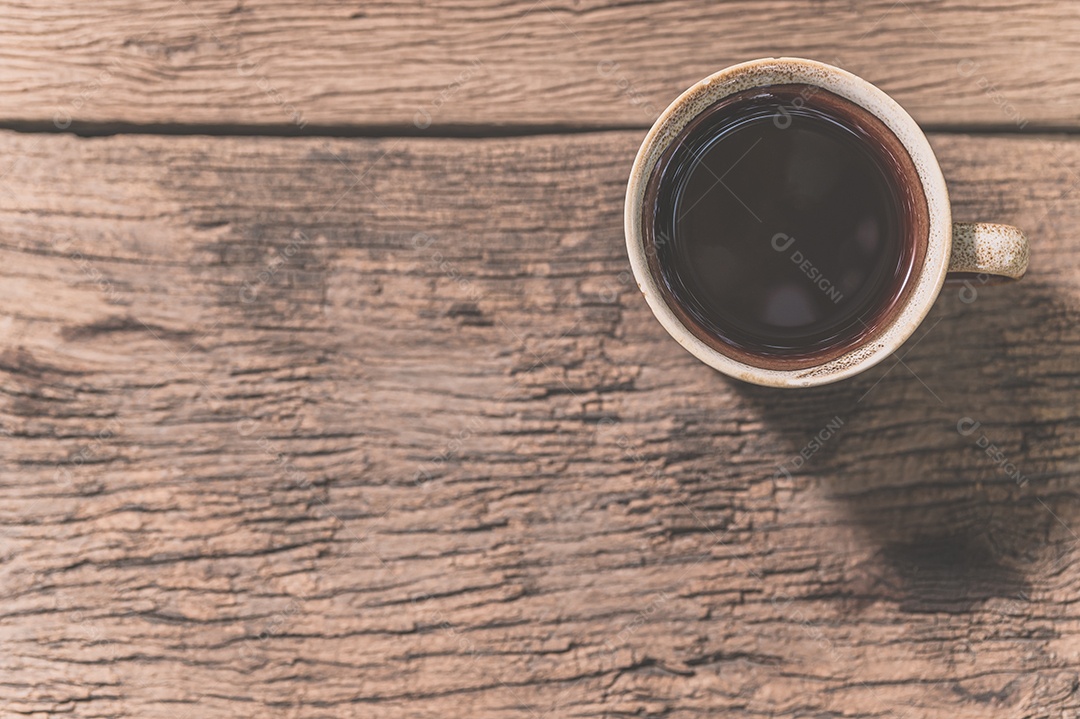 Caneca de café está sobre a mesa. O conceito de beber café.