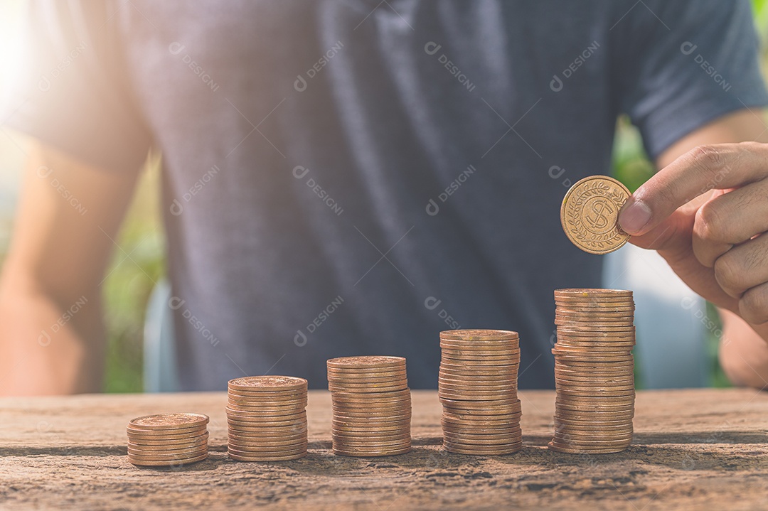 Homem reunindo moedas. O conceito de crescimento financeiro.