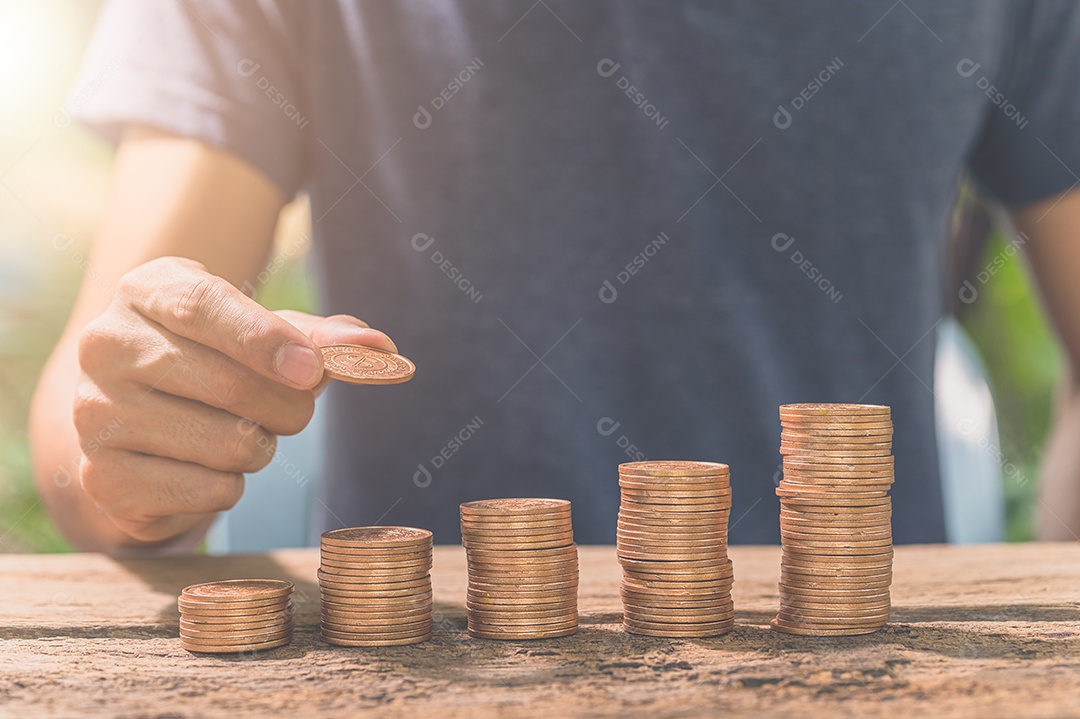 Homem reunindo moedas. O conceito de crescimento financeiro.