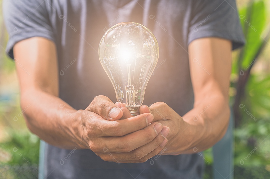 Ideia de um homem segurando uma lâmpada