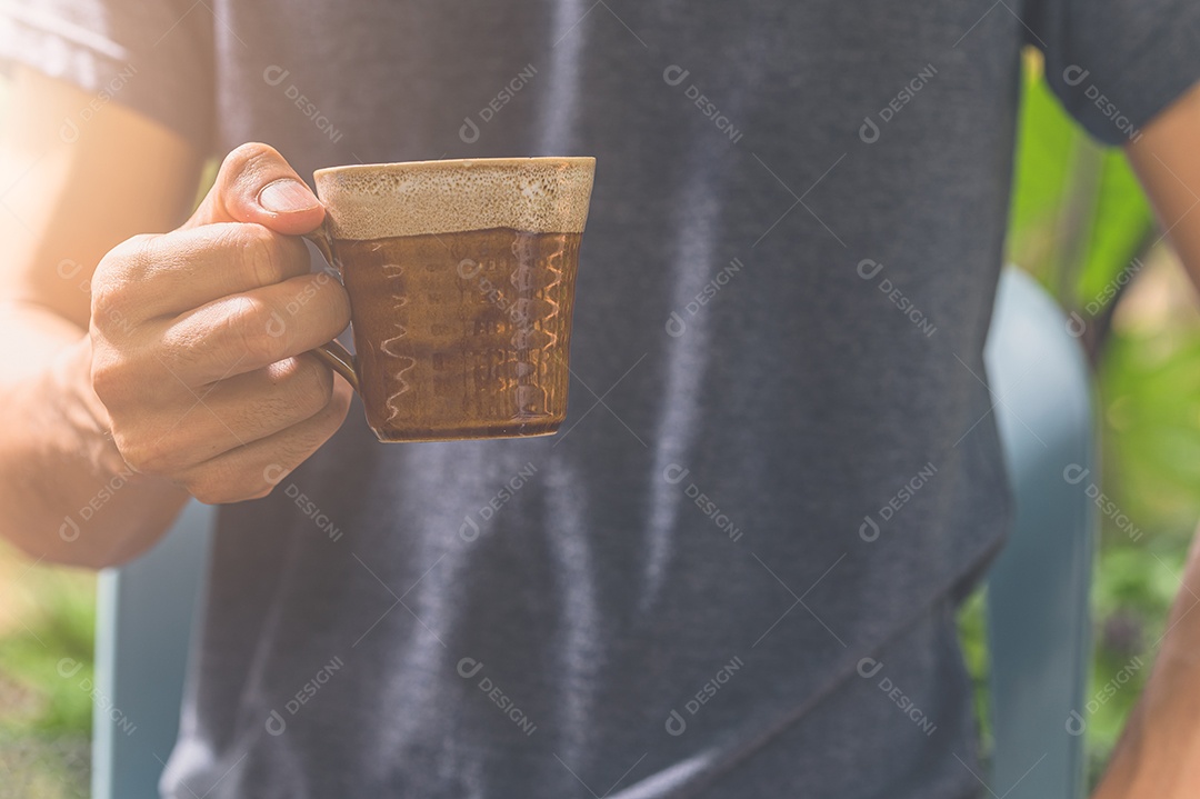 Homem segurando a xícara de café. Conceito de amor de café.