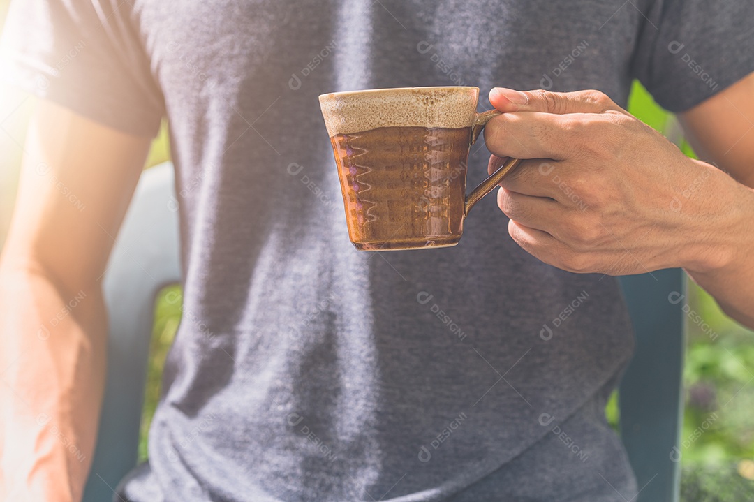 Homem segurando a xícara de café. Conceito de amor de café.
