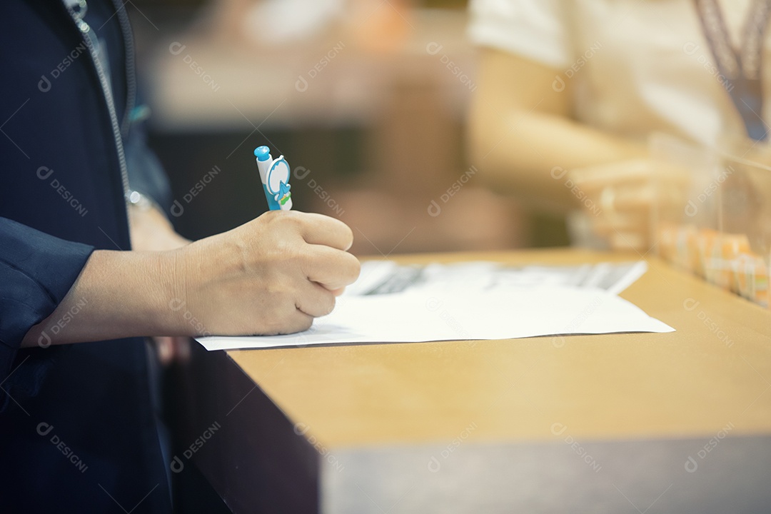 Empresários estão assinando contratos financeiros Um documento oficial