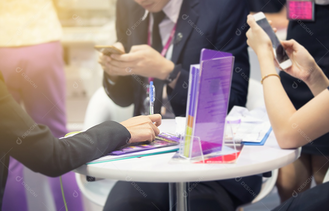 Empresários estão assinando contratos financeiros Um Documento Oficial e usam telefone inteligente