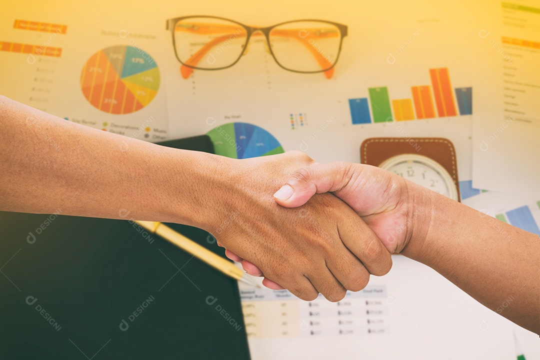 Aperto de mão de empresária no conceito de negócios de trabalho de escritório e gráficos de análise e relógio na mesa