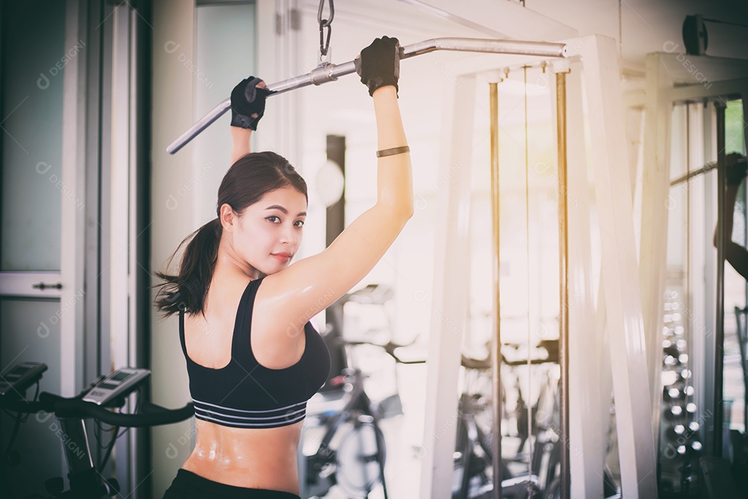 Mulher apto muscular exercitando a construção de músculos e fitness mulher fazendo exercícios no ginásio