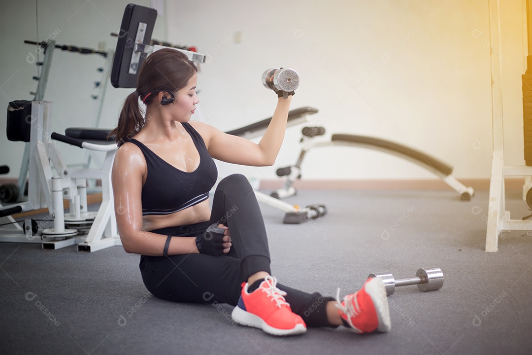 Mulher apto muscular exercitando a construção de músculos e fitness mulher fazendo exercícios no ginásio