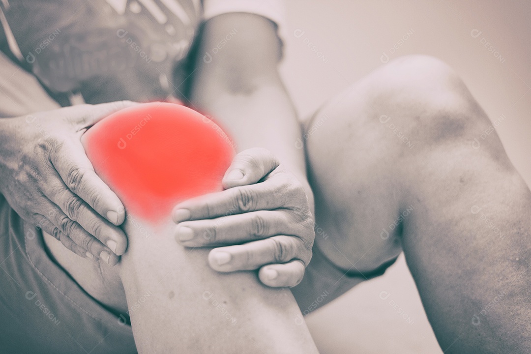 Mulher asiática idosas a lesões no joelho em fundo branco, tom preto e branco