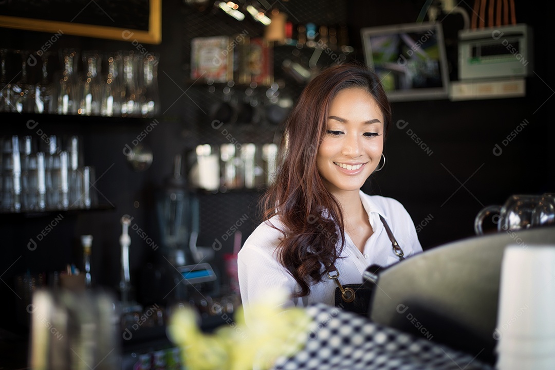 Mulher asiática Barista sorrindo e usando máquina de café no balcão da cafeteria - Mulher trabalhadora