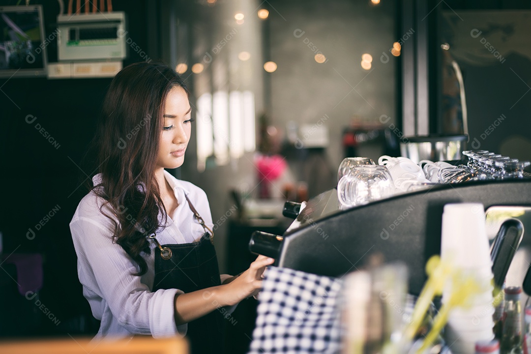 Mulher asiática Barista sorrindo e usando máquina de café no balcão da cafeteria - Mulher trabalhadora