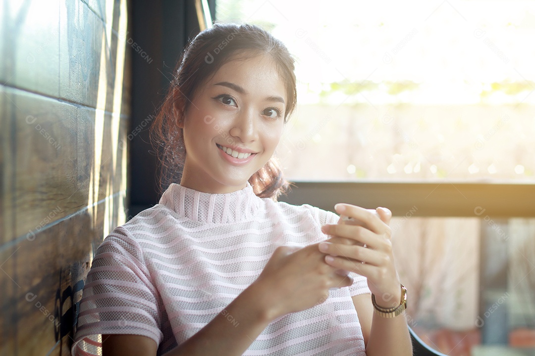 Empresária e mulher da Ásia estão usando telefone inteligente móvel e sensível ao toque para comunicação