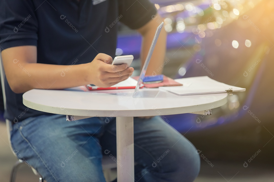 Empresário da Ásia estão usando telefone inteligente móvel e sensível ao toque para comunicação e verificando pessoas de negócios no fundo do escritório