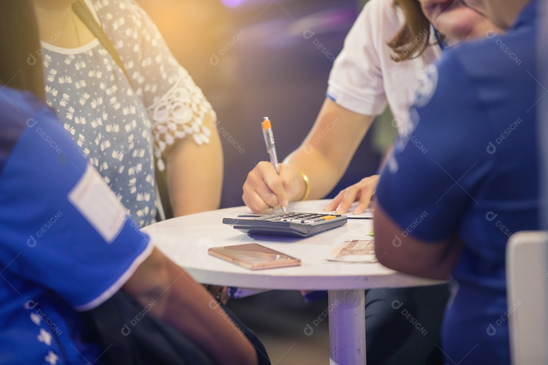 Empresário estão assinando contratos financeiros Um documento oficial com calculadora e dinheiro na mesa