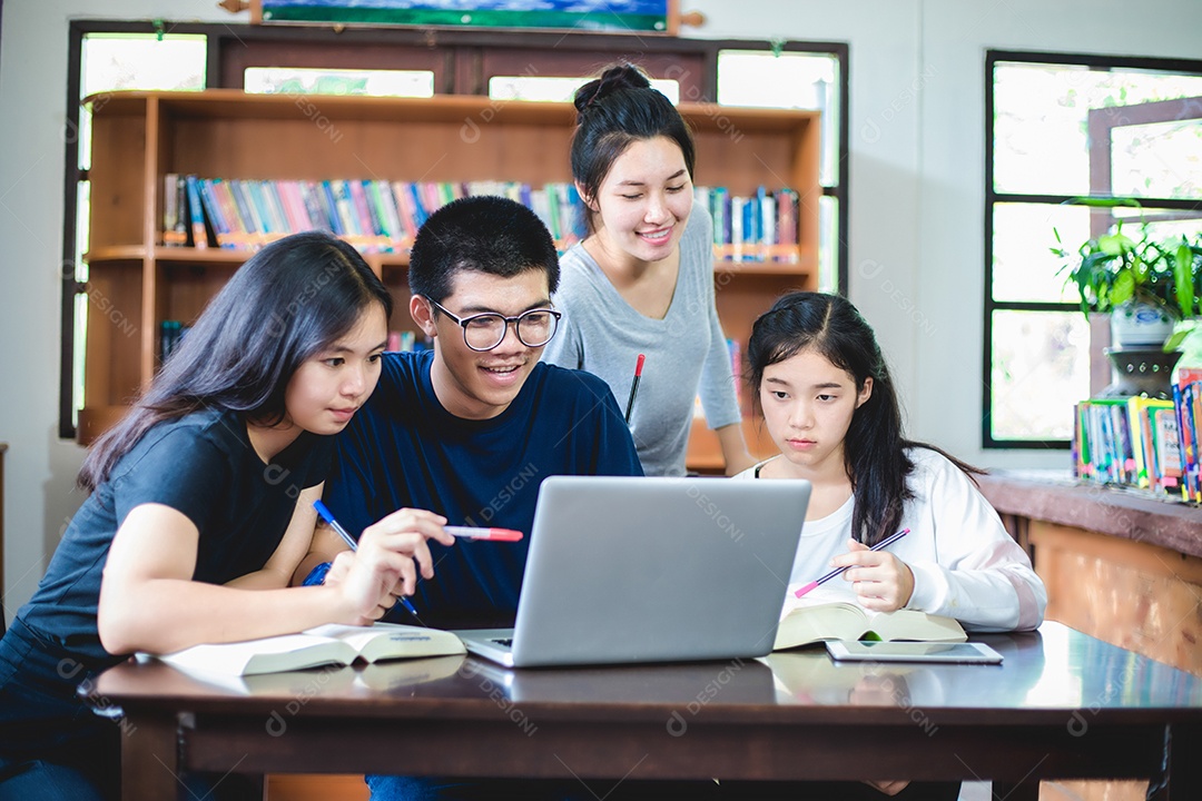 Grupo asiático de estudantes compartilhando ideias para trabalhar no gramado do campus