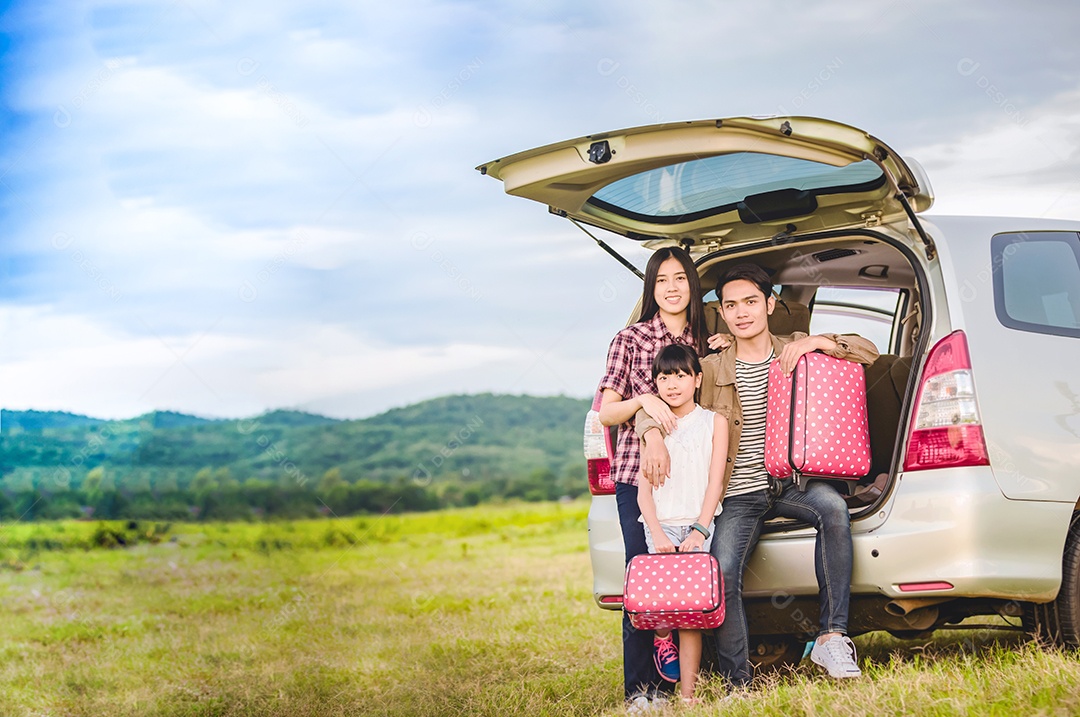Menina feliz com família asiática sentada no carro para curtir a viagem e as férias de verão na van campista