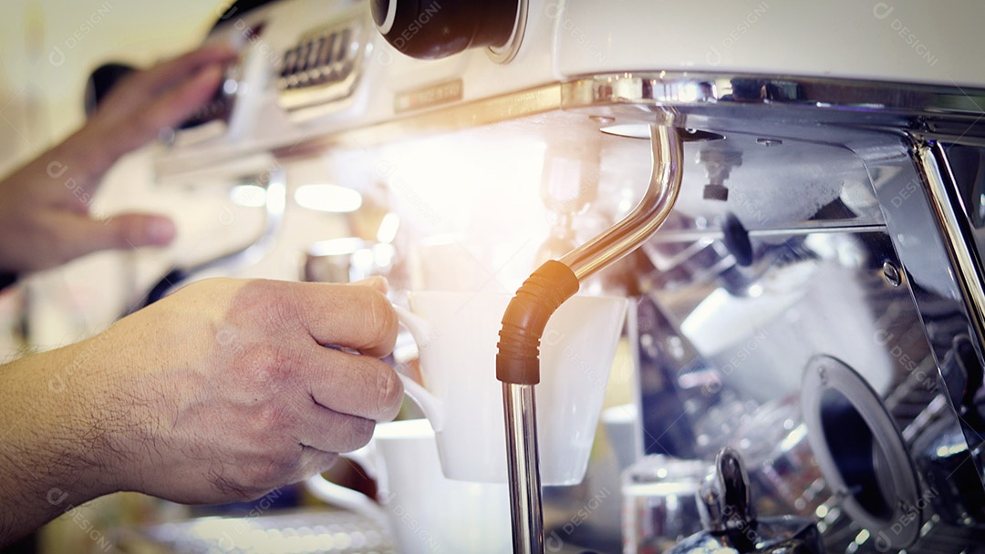 Homem asiáticos Barista usando máquina de café no balcão da cafeteria - Mulher trabalhadora