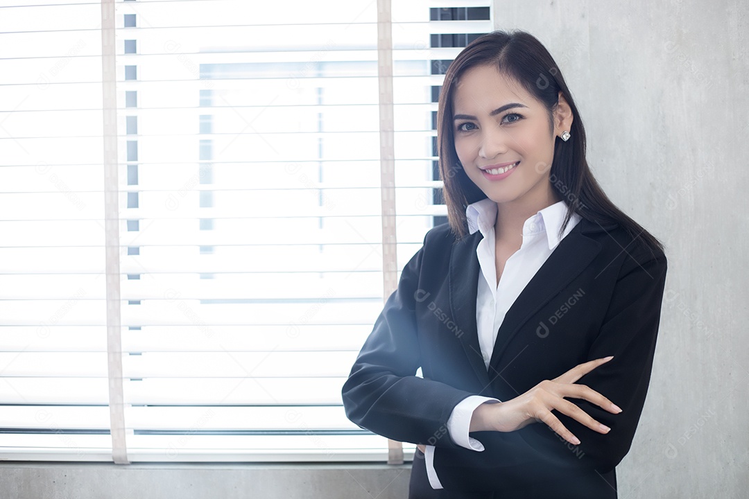 Linda mulher de negócios asiáticos estão sorrindo e trabalhando felizes no fundo do escritório