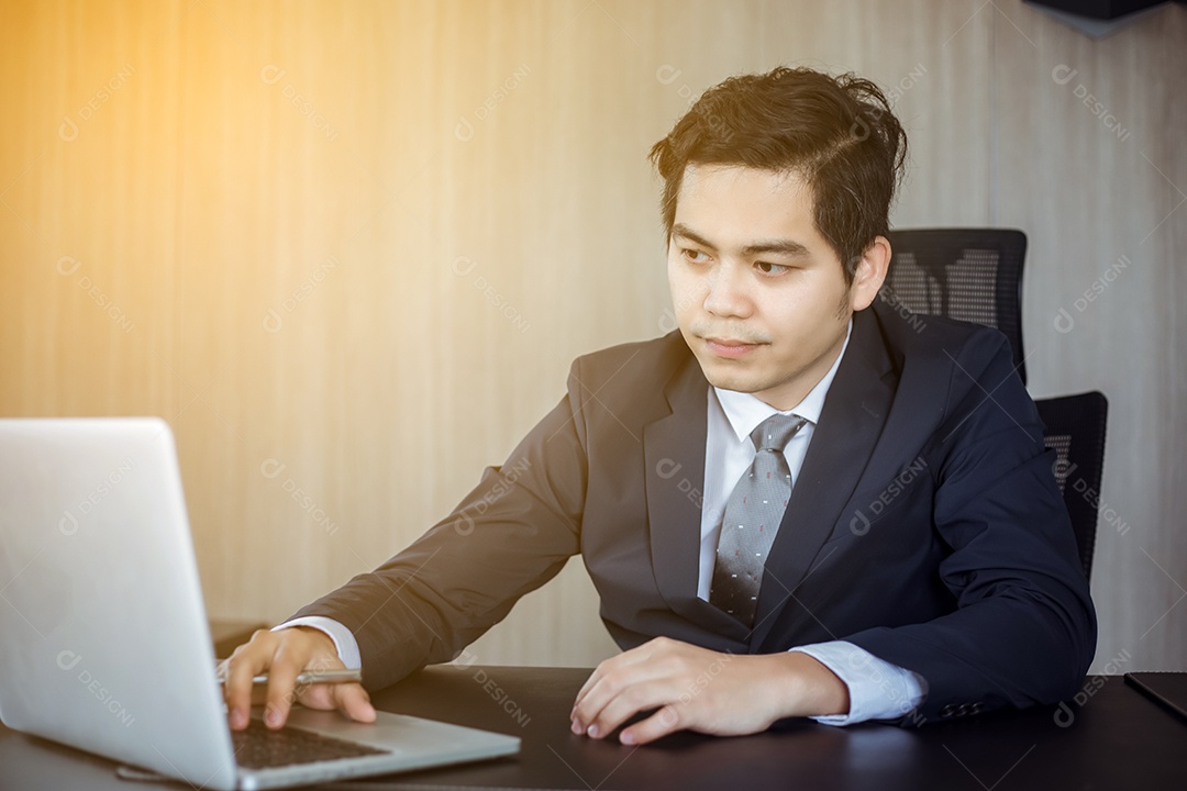 Empresário asiático usando notebook e se preocupando com o trabalho feito até a dor de cabeça