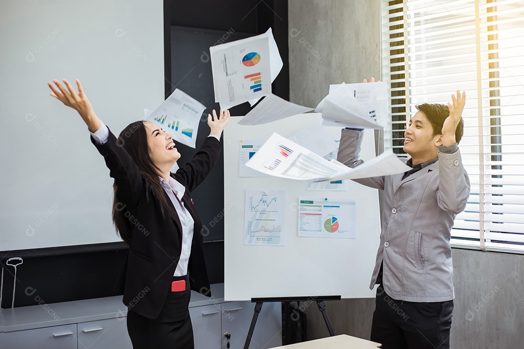 Empresários e empresárias asiáticos Sucesso e conceito vencedor - equipe feliz com mãos levantadas celebrando o avanço e as conquistas