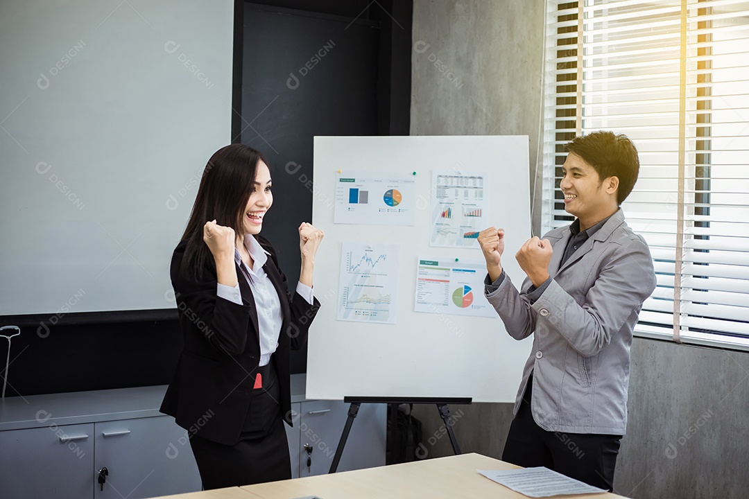 Empresários e empresárias asiáticos Sucesso e conceito vencedor - equipe feliz com mãos levantadas celebrando o avanço e as conquistas