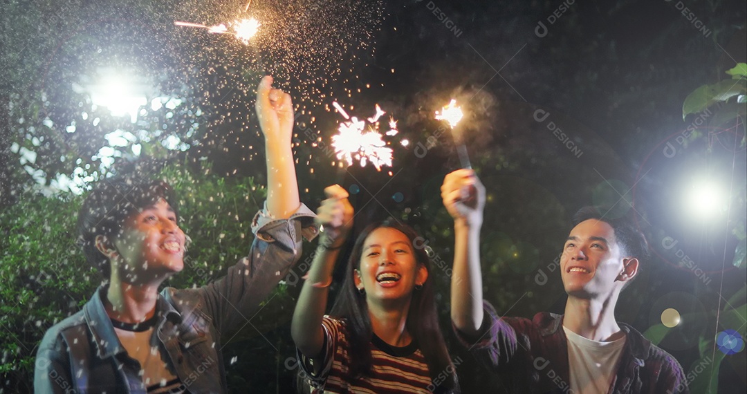 Grupo asiático de amigos fazendo churrasco no jardim ao ar livre rindo com bebidas alcoólicas de cerveja e mostrando grupo de amigos