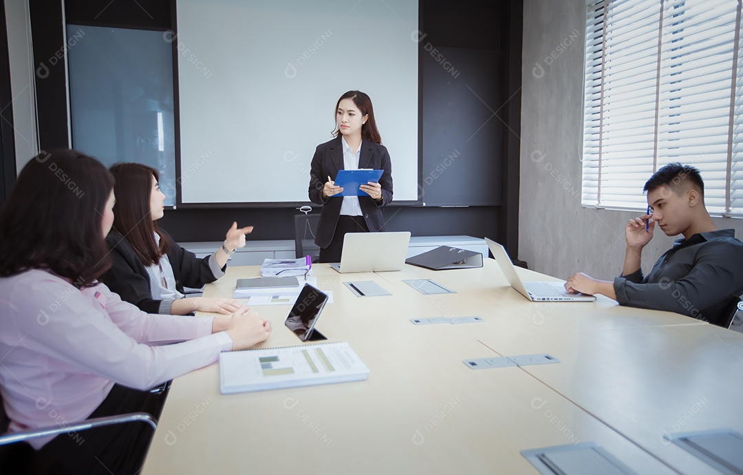 Empresário asiático e grupo usando notebook para parceiros de negócios discutindo documentos e ideias em reuniões