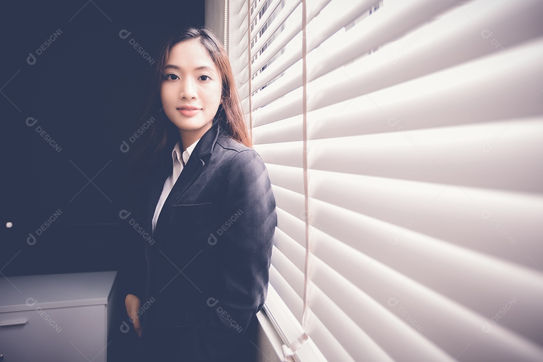 Linda mulher de negócios asiáticos estão sorrindo e trabalhando felizes no fundo do escritório