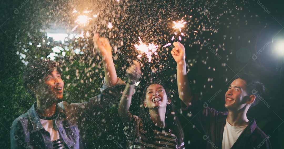 Grupo asiático de amigos fazendo churrasco no jardim ao ar livre rindo com bebidas alcoólicas de cerveja e mostrando grupo de amigos