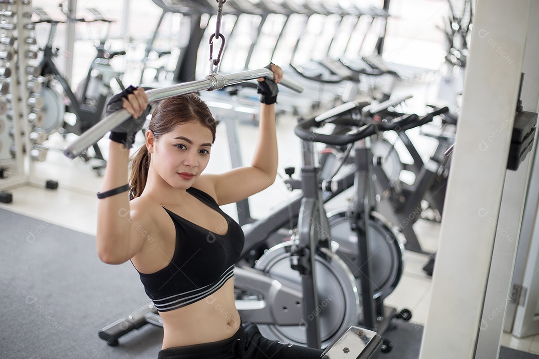 Mulher apto muscular exercitando a construção de músculos e fitness mulher fazendo exercícios no ginásio
