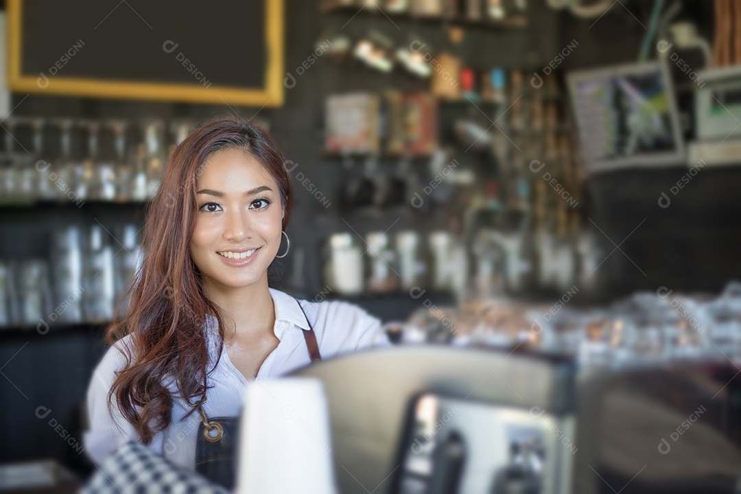 Mulher asiática Barista sorrindo e usando máquina de café no balcão da cafeteria - Mulher trabalhadora, proprietária de pequenas empresas, comida e bebida conceito de café