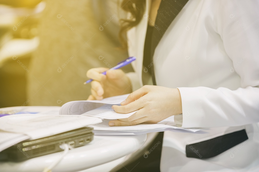 Empresários estão assinando contratos financeiros um documento oficial e usando telefone inteligente