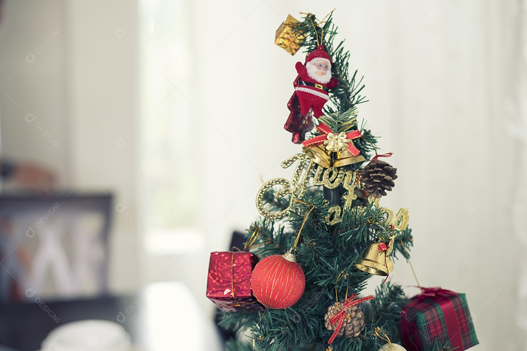 Árvore de natal na mesa para jantar com frango, foco suave