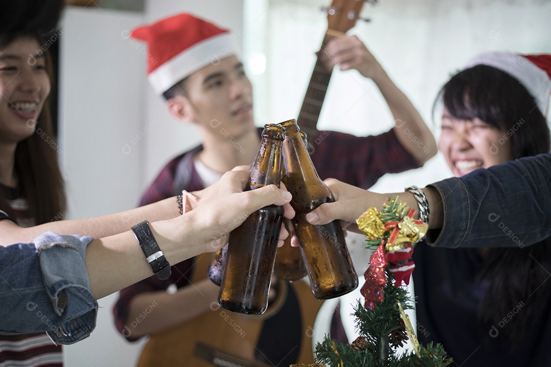 Grupo asiático de amigos festejando com bebidas alcoólicas de cerveja e jovens desfrutando de um bar brindando coquetéis.