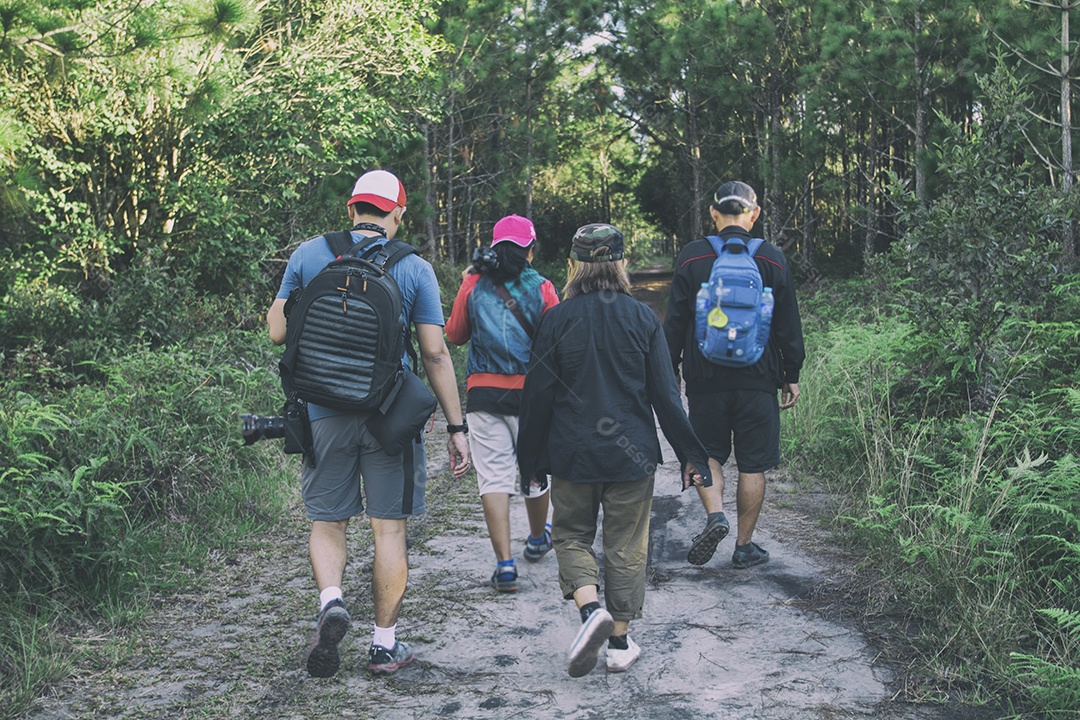 Desfocado de Camping Amizade Caminhando Backpacker e Camp Forest Adventure Travel Remote Relax Concept