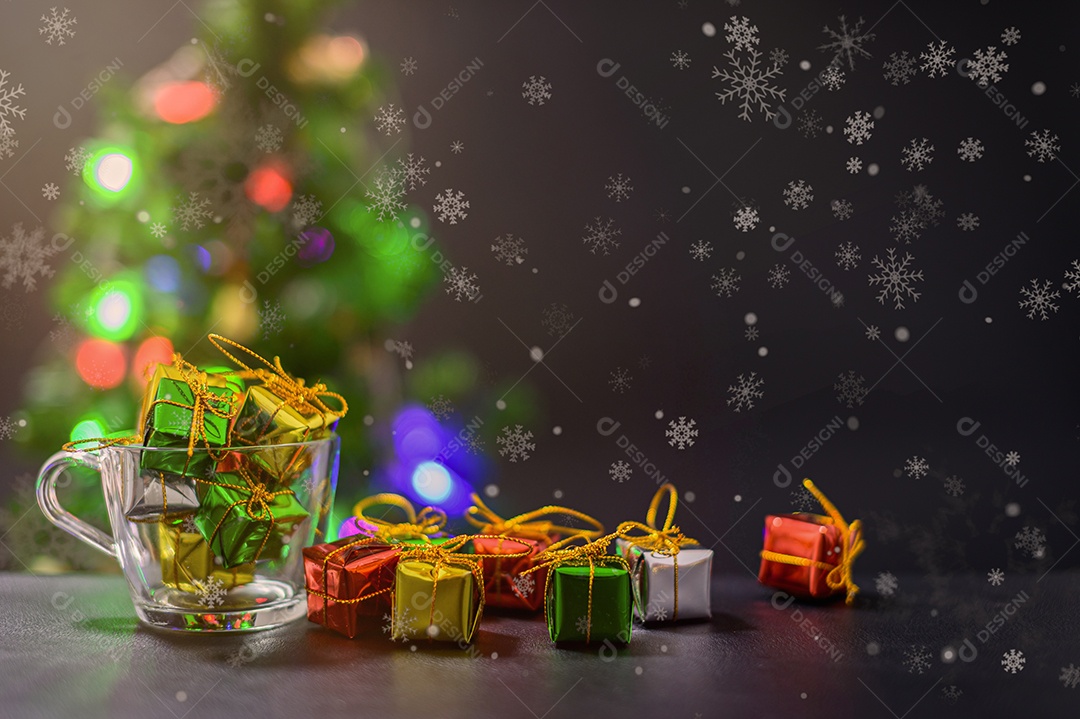 Caixa de presente feliz natal fundo isolado